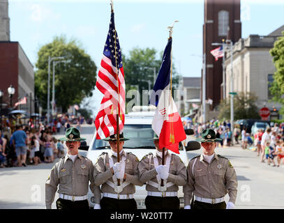 Bettendorf, Iowa, USA. 4. Juli 2019. Mitglieder der Muscatine Grafschaft-Polizeichef-Abteilung Ehrengarde März entlang Iowa St. während der muscatine 4. Juli Parade Parade auf der Walnut Street - 2. Straße Donnerstag, Juli 4th, 2019. Credit: Kevin E. Schmidt/Viererkabel - Zeiten/ZUMA Draht/Alamy leben Nachrichten Stockfoto