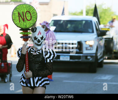 Bettendorf, Iowa, USA. 4. Juli 2019. Ein Clown macht ihren Weg entlang der Paradestrecke während der muscatine 4. Juli Parade Parade auf der Walnut Street - 2. Straße Donnerstag, Juli 4th, 2019. Credit: Kevin E. Schmidt/Viererkabel - Zeiten/ZUMA Draht/Alamy leben Nachrichten Stockfoto