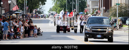 Bettendorf, Iowa, USA. 4. Juli 2019. Hunderte von Anwohnern stellte sich heraus für die muscatine 4. Juli Parade Parade durch die Innenstadt von Muscatine Donnerstag, Juli 4th, 2019. Credit: Kevin E. Schmidt/Viererkabel - Zeiten/ZUMA Draht/Alamy leben Nachrichten Stockfoto