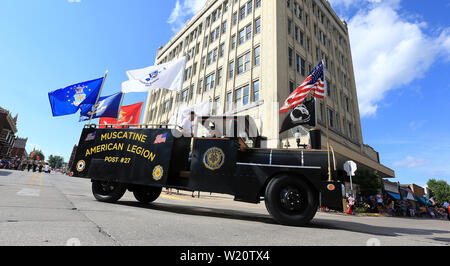 Bettendorf, Iowa, USA. 4. Juli 2019. Die muscatine American Legion Post #27 machen sich auf den Weg entlang der Paradestrecke während der muscatine 4. Juli Parade Parade auf der Walnut Street - 2. Straße Donnerstag, Juli 4th, 2019. Credit: Kevin E. Schmidt/Viererkabel - Zeiten/ZUMA Draht/Alamy leben Nachrichten Stockfoto