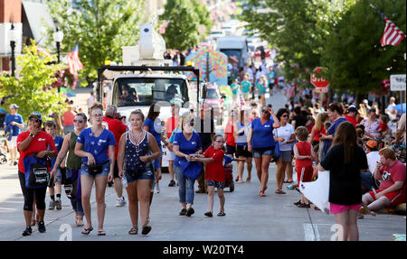 Bettendorf, Iowa, USA. 4. Juli 2019. Hunderte von Anwohnern stellte sich heraus für die muscatine 4. Juli Parade Parade durch die Innenstadt von Muscatine Donnerstag, Juli 4th, 2019. Credit: Kevin E. Schmidt/Viererkabel - Zeiten/ZUMA Draht/Alamy leben Nachrichten Stockfoto
