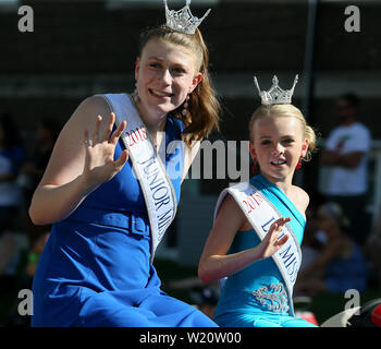 Bettendorf, Iowa, USA. 4. Juli 2019. Junior Fräulein Iowa 2018 Stella DeLong, Links und Li'l Fräulein Iowa Avery Bradley wave 2018 an die Masse während des Muscatine 4. Juli Parade parade Donnerstag, Juli 4th, 2019. Credit: Kevin E. Schmidt/Viererkabel - Zeiten/ZUMA Draht/Alamy leben Nachrichten Stockfoto