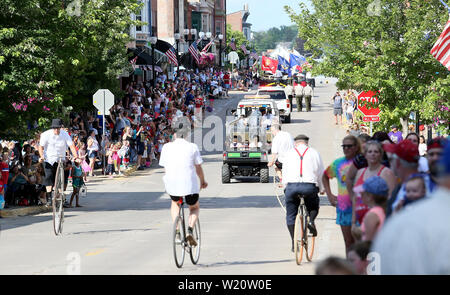 Bettendorf, Iowa, USA. 4. Juli 2019. Hunderte von Anwohnern stellte sich heraus für die muscatine 4. Juli Parade Parade durch die Innenstadt von Muscatine Donnerstag, Juli 4th, 2019. Credit: Kevin E. Schmidt/Viererkabel - Zeiten/ZUMA Draht/Alamy leben Nachrichten Stockfoto