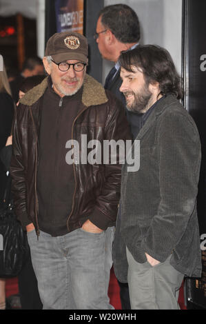 LOS ANGELES, Ca. Dezember 07, 2009: Executive Producer Steven Spielberg (links) und Regisseur Peter Jackson an der Los Angeles Premier von ihren neuen Film "The Lovely Bones" am Grauman's Chinese Theater, Hollywood. © 2009 Paul Smith/Featureflash Stockfoto