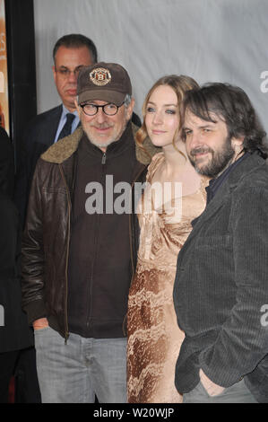 LOS ANGELES, Ca. Dezember 07, 2009: Executive Producer Steven Spielberg (links), Schauspielerin Saoirse Ronan & Regisseur Peter Jackson an der Los Angeles Premier von ihren neuen Film "The Lovely Bones" am Grauman's Chinese Theater, Hollywood. © 2009 Paul Smith/Featureflash Stockfoto