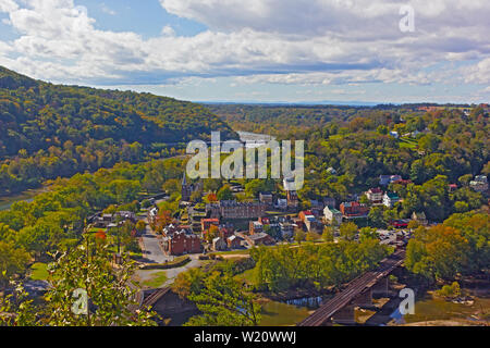 Harpers Ferry National Historical Park und Stadt im Herbst, West Virginia, USA. Panorama vom Berg outlook. Stockfoto