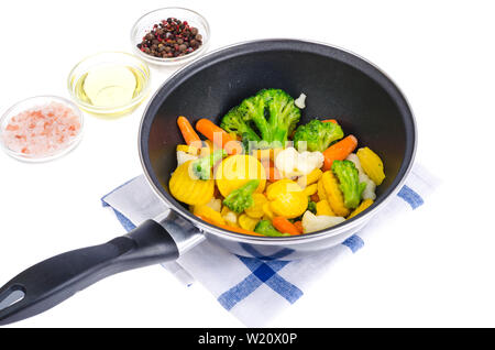 Pfanne mit Mix aus gefrorenem Gemüse, auf weißem Hintergrund. Stockfoto