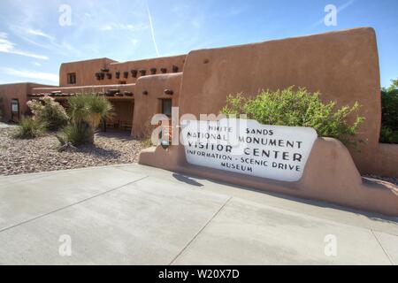 Alamogordo, New Mexico, USA-: Eingang des White Sands National Monument, das Besucherzentrum in New Mexiko. Der Park verfügt über eine enorme Gips Sanddünen Stockfoto