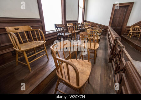 Juror Box. Jury-Box im Gerichtssaal im kleinen Gerichtsgebäude der ländlichen Grafschaft. Stockfoto