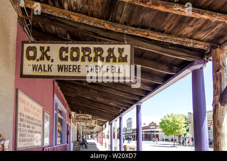 Tombstone, Arizona, USA - Eintritt zum berühmten OK Corral in Tombstone. Die kleine Stadt war der Ort eines berüchtigten Gewehrkampfes im 19. Jahrhundert. Stockfoto
