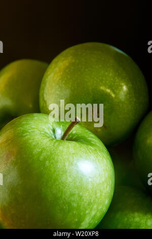 Eine Nahaufnahme einer Gruppe von grünen Granny Smith Äpfel kochen. Stockfoto