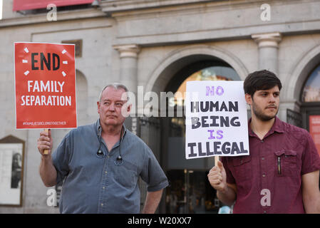 Madrid, Spanien. 04. Juli, 2019. Aktivisten halten Plakate mit verschiedenen Slogans während des Protestes. Zeitgleich mit dem vierten Juli Jahrestag, rund 50 Amerikaner in Madrid in Central City marschierten gegen die Einwanderungspolitik der Trumpf-Administration zu protestieren. Credit: SOPA Images Limited/Alamy leben Nachrichten Stockfoto