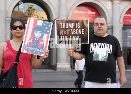 Madrid, Spanien. 04. Juli, 2019. Aktivisten halten Plakate mit verschiedenen Slogans während des Protestes. Zeitgleich mit dem vierten Juli Jahrestag, rund 50 Amerikaner in Madrid in Central City marschierten gegen die Einwanderungspolitik der Trumpf-Administration zu protestieren. Credit: SOPA Images Limited/Alamy leben Nachrichten Stockfoto