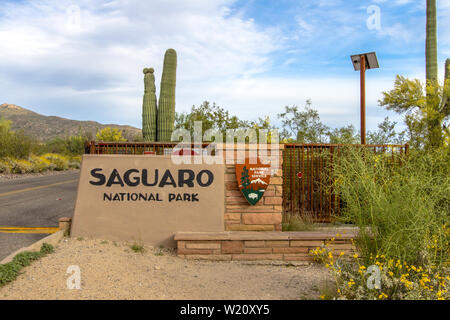 Eintrittsschild zum Saguaro-Nationalpark in Tucson. Die Sonoran-Wüste in Arizona ist der einzige Ort der Welt, an dem der Saguaro-Kaktus wachsen kann. Stockfoto