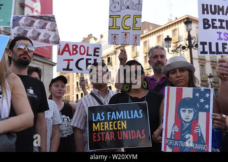 Madrid, Spanien. 04. Juli, 2019. Aktivisten halten Plakate während des Protestes. Zeitgleich mit dem vierten Juli Jahrestag, rund 50 Amerikaner in Madrid in Central City marschierten gegen die Einwanderungspolitik der Trumpf-Administration zu protestieren. Credit: SOPA Images Limited/Alamy leben Nachrichten Stockfoto