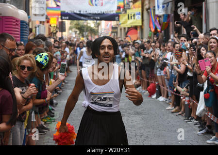 Madrid, Spanien. 04. Juli, 2019. Teilnehmer läuft während dem Rennen. Dutzende von kostümierten Männer und Frauen an der traditionellen Gay Pride High Heels Rennen in dem Viertel Chueca, ein beliebtes Gebiet für die homosexuelle Gemeinschaft in Madrid. Credit: SOPA Images Limited/Alamy leben Nachrichten Stockfoto
