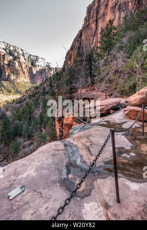 Obere Emerald fällt in Zion National Park, Utah Tropfen in einem Berg Pool im Winter. Stockfoto