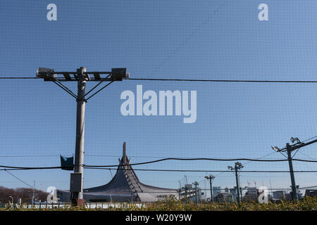 Yoyogi National Gymnasium gesehen hinter Sportplatz Zäune, Shibuya, Tokio, Japan. Stockfoto