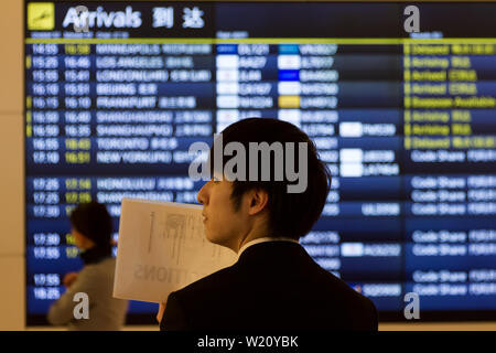 Ein Japaner wartet mit einem Schild auf einen ankommenden Passagier am Haneda International Airport, Tokio, Japan. Stockfoto