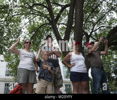 Washington, District of Columbia, USA. 4. Juli 2019. Eine Gruppe Gesten für Traktor Anhänger ihre Horn zu blasen, wie sie ihren Weg durch den 4. Juli Parade auf der Constitution Avenue in Washington, DC am 4. Juli 2019. Credit: Stefani Reynolds/CNP/ZUMA Draht/Alamy leben Nachrichten Stockfoto