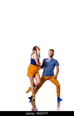 Paar talentierte Tänzerinnen hip-hop. Kerl und ein Mädchen tanzen Modern Dance i Studio. Schule der Hip-Hop-Kultur Stockfoto