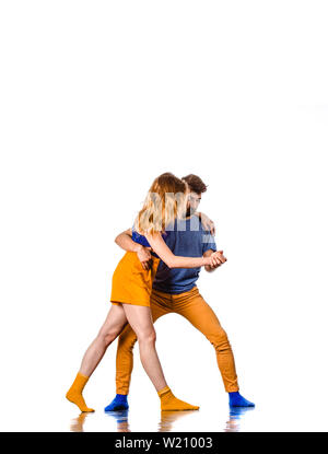 Paar talentierte Tänzerinnen hip-hop. Kerl und ein Mädchen tanzen Modern Dance i Studio. Schule der Hip-Hop-Kultur Stockfoto