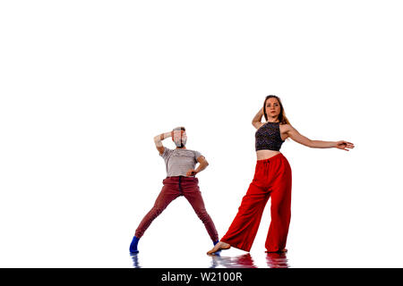 Ballett Tänzer in Bewegung. Moderner Stil Tänzer Tanz zeitgenössischer Tanz in Studio Hintergrund Stockfoto