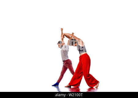 Ballett Tänzer in Bewegung. Moderner Stil Tänzer Tanz zeitgenössischer Tanz in Studio Hintergrund Stockfoto