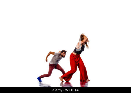 Paar talentierte Tänzerinnen hip-hop. Kerl und ein Mädchen tanzen Modern Dance i Studio. Schule der Hip-Hop-Kultur Stockfoto