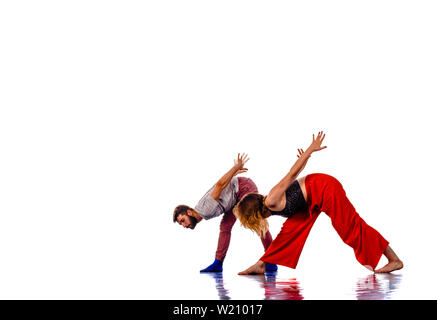 Paar talentierte Tänzerinnen hip-hop. Kerl und ein Mädchen tanzen Modern Dance i Studio. Schule der Hip-Hop-Kultur Stockfoto