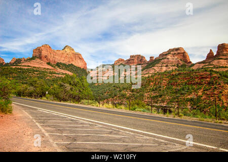 Arizona Road Trip. Blick auf die Red Rock Mountains im Coconino National Forest von einem Gebirgsstrasse in Sedona, Arizona. Stockfoto