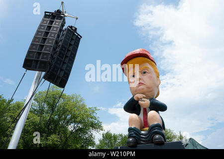 Mitglieder der protestgruppe Code Pink eine Statue des Präsidenten der Vereinigten Staaten Donald J. Trumpf Twittern aus einer goldenen Wc in Washington, DC, USA am 4. Juli 2019, seinen Gruß zu Amerika Rede zu protestieren. Die Gruppe geht davon aus, dass der Präsident die Teilnahme an 4. Juli feiern ist die Politisierung eine nicht-politische Urlaub. Credit: Stefani Reynolds/CNP/MediaPunch Stockfoto