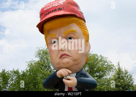 Mitglieder der protestgruppe Code Pink eine Statue des Präsidenten der Vereinigten Staaten Donald J. Trumpf Twittern aus einer goldenen Wc in Washington, DC, USA am 4. Juli 2019, seinen Gruß zu Amerika Rede zu protestieren. Die Gruppe geht davon aus, dass der Präsident die Teilnahme an 4. Juli feiern ist die Politisierung eine nicht-politische Urlaub. Credit: Stefani Reynolds/CNP/MediaPunch Stockfoto