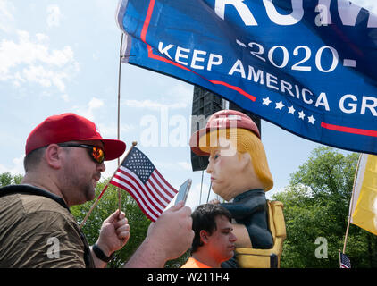 Christopher Casey, in Brooklyn, New York, ausgetauschte Worte mit Leuten, die sich als "Baby Trumpf "Blimp und der Trump Tweeting Statue in Washington, DC am 4. Juli 2019 zu sehen. Credit: Stefani Reynolds/CNP/MediaPunch Stockfoto