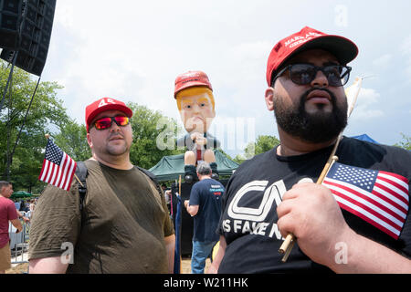 Motomoto und Christopher Casey, sowohl von Brooklyn, New York, ausgetauschte Worte mit Leuten, die sich als "Baby Trumpf "Blimp und der Trump Tweeting Statue in Washington, DC am 4. Juli 2019 zu sehen. Credit: Stefani Reynolds/CNP/MediaPunch Stockfoto