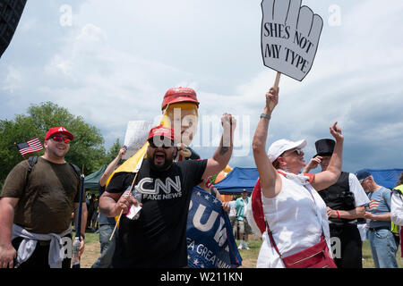 Unterstützer der United States President Donald J. Trumpf ausgetauschten Worte mit Leuten, die sich als "Baby Trumpf "Blimp und der Trump Tweeting Statue in Washington, DC am 4. Juli 2019 zu sehen. Credit: Stefani Reynolds/CNP/MediaPunch Stockfoto