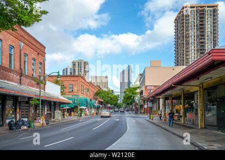 Honolulu, USA - 19. Juni 2019: Street View von Chinatown in Hawaii. Arbeiter waren, die aus China importiert auf Zuckerplantagen zu arbeiten dann zu diesem Ar verschoben Stockfoto