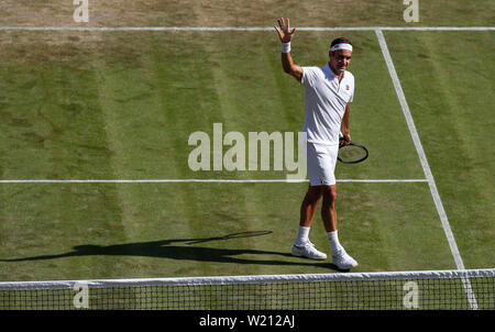 London, Großbritannien. 4. Juli 2019. Roger Federer von der Schweiz feiert nach dem Gewinn der zweiten Runde Männer singles Match zwischen Roger Federer aus der Schweiz und Jay Clarke von Großbritannien im Jahr 2019 Wimbledon Tennis Championships in London, Großbritannien, am 4. Juli 2019. Credit: Han Yan/Xinhua/Alamy leben Nachrichten Stockfoto