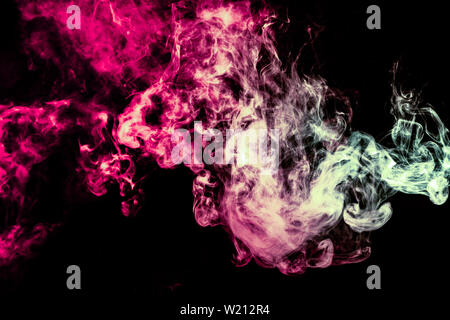 Farbiger Hintergrund mit Wicklung Rauchwolken von Mustern von verschiedenen Formen von Rosa, Grün und Blau mit lodernden Flammen auf einem schwarzen Isola Stockfoto