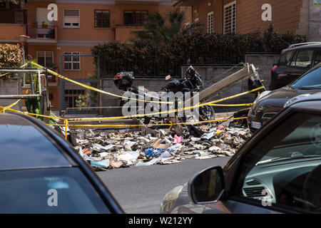 Roma, Italien. 03 Juli, 2019. Einige AMA Betreiber gehen Sie mit der Sammlung von Abfällen in eine Straße im Stadtteil von Rom Monteverde nach dem Brennen von einem Müllcontainer Credit: Matteo Nardone/Pacific Press/Alamy leben Nachrichten Stockfoto