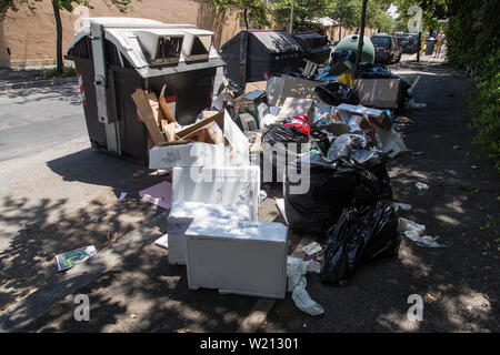 Roma, Italien. 03 Juli, 2019. Müllcontainer voll Abfall und Müll auf den Bürgersteigen im Monteverde district Credit aufgegeben: Matteo Nardone/Pacific Press/Alamy leben Nachrichten Stockfoto