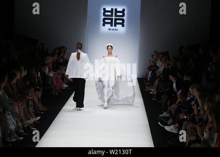 Berlin, Deutschland. 03 Juli, 2019. Das Foto zeigt die Modelle auf dem Laufsteg mit der Kollektion Frühjahr/Sommer 2020 der Designer RIANI auf der Mercedes-Benz Fashion Week. Quelle: Simone Kuhlmey/Pacific Press/Alamy leben Nachrichten Stockfoto