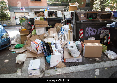 Roma, Italien. 03 Juli, 2019. Müllcontainer voll Abfall und Müll auf den Bürgersteigen im Monteverde district Credit aufgegeben: Matteo Nardone/Pacific Press/Alamy leben Nachrichten Stockfoto