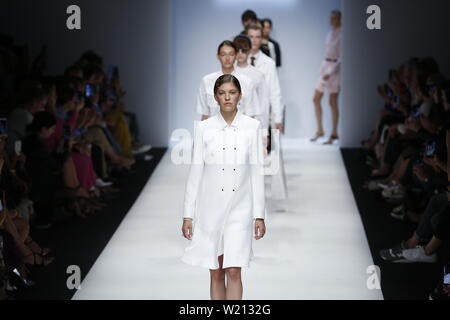 Berlin, Deutschland. 03 Juli, 2019. Das Foto zeigt die Modelle auf dem Laufsteg mit der Kollektion Frühjahr/Sommer 2020 der Designer RIANI auf der Mercedes-Benz Fashion Week. Quelle: Simone Kuhlmey/Pacific Press/Alamy leben Nachrichten Stockfoto