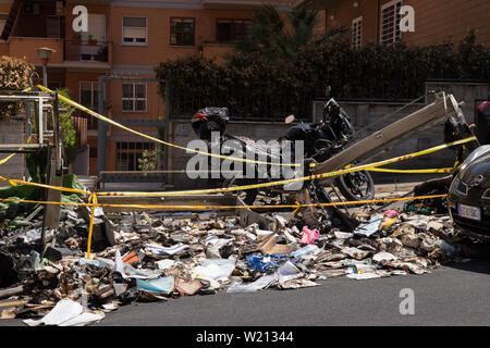 Roma, Italien. 03 Juli, 2019. Einige AMA Betreiber gehen Sie mit der Sammlung von Abfällen in eine Straße im Stadtteil von Rom Monteverde nach dem Brennen von einem Müllcontainer Credit: Matteo Nardone/Pacific Press/Alamy leben Nachrichten Stockfoto