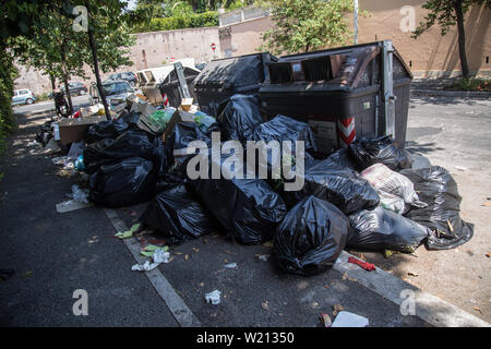 Roma, Italien. 03 Juli, 2019. Müllcontainer voll Abfall und Müll auf den Bürgersteigen im Monteverde district Credit aufgegeben: Matteo Nardone/Pacific Press/Alamy leben Nachrichten Stockfoto