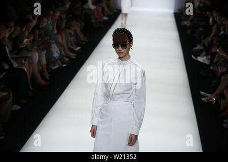 Berlin, Deutschland. 03 Juli, 2019. Das Foto zeigt die Modelle auf dem Laufsteg mit der Kollektion Frühjahr/Sommer 2020 der Designer RIANI auf der Mercedes-Benz Fashion Week. Quelle: Simone Kuhlmey/Pacific Press/Alamy leben Nachrichten Stockfoto