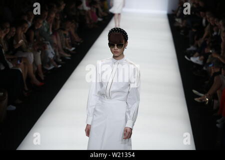 Berlin, Deutschland. 03 Juli, 2019. Das Foto zeigt die Modelle auf dem Laufsteg mit der Kollektion Frühjahr/Sommer 2020 der Designer RIANI auf der Mercedes-Benz Fashion Week. Quelle: Simone Kuhlmey/Pacific Press/Alamy leben Nachrichten Stockfoto