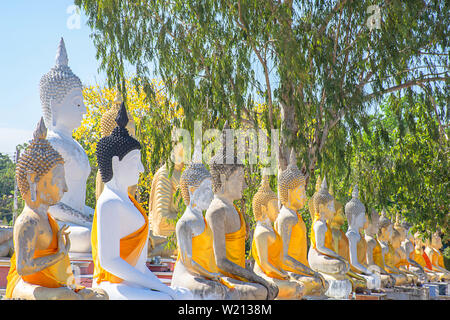 Die Statue des Buddha im gelben Hintergrund Tuch Baum und Sky im Wat Phai Rong Wua, Suphan Buri in Thailand. Stockfoto
