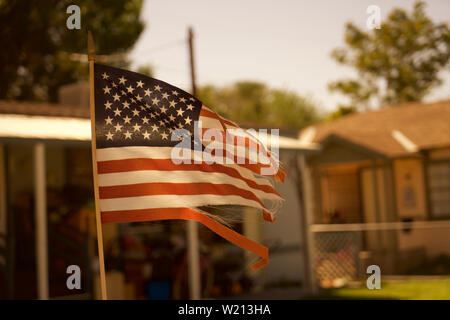 Die amerikanische Flagge - stolz fliegen Obwohl tattered von Jahren. Es sieht aus wie Es ist durch einen Krieg. Stockfoto